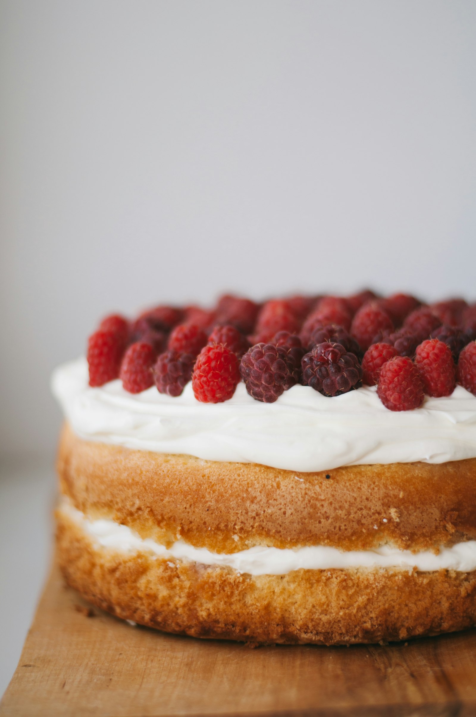 Pastel de capas con crema y frambuesas